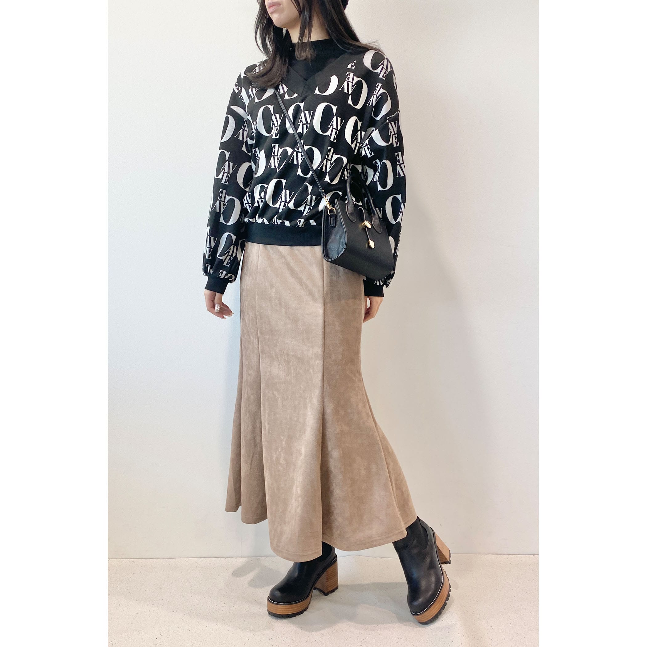 チャコールグレー