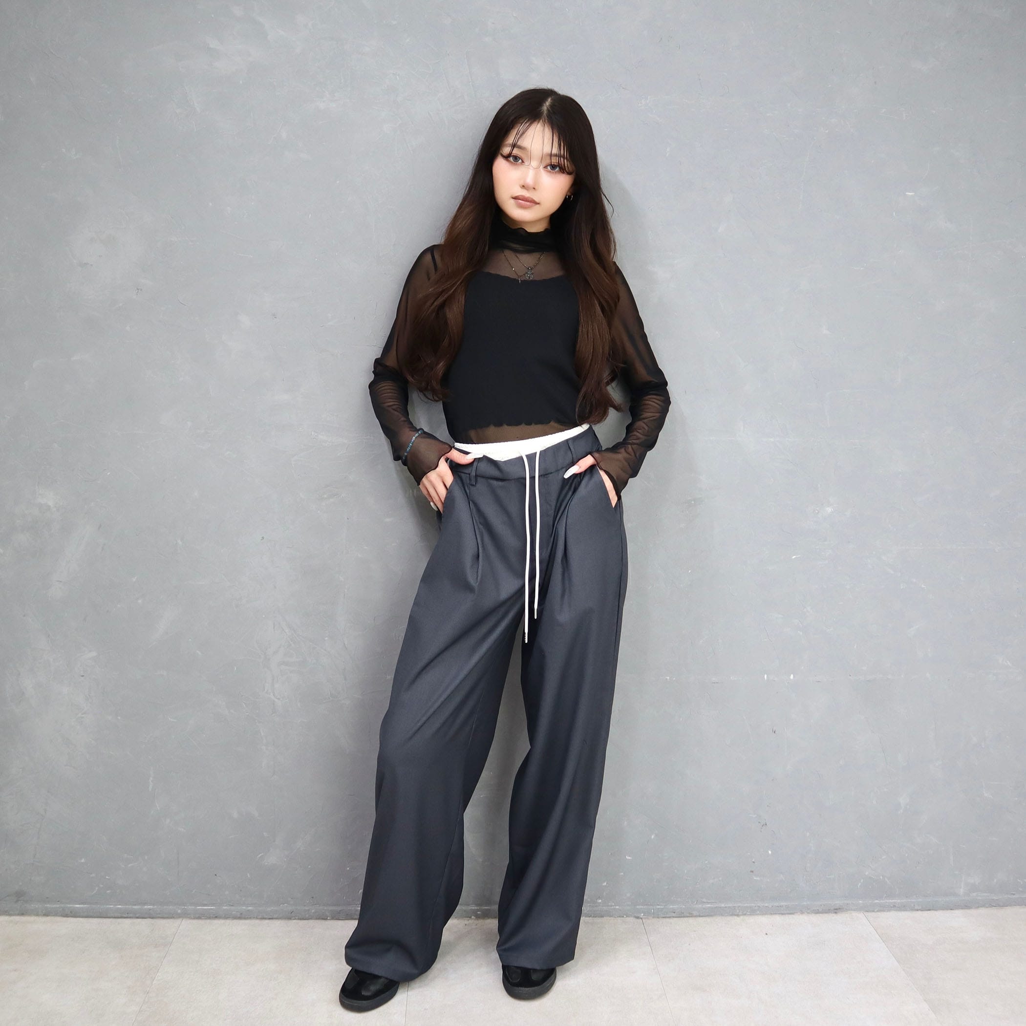 チャコールグレー