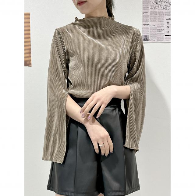 袖スリットハイネックトップス