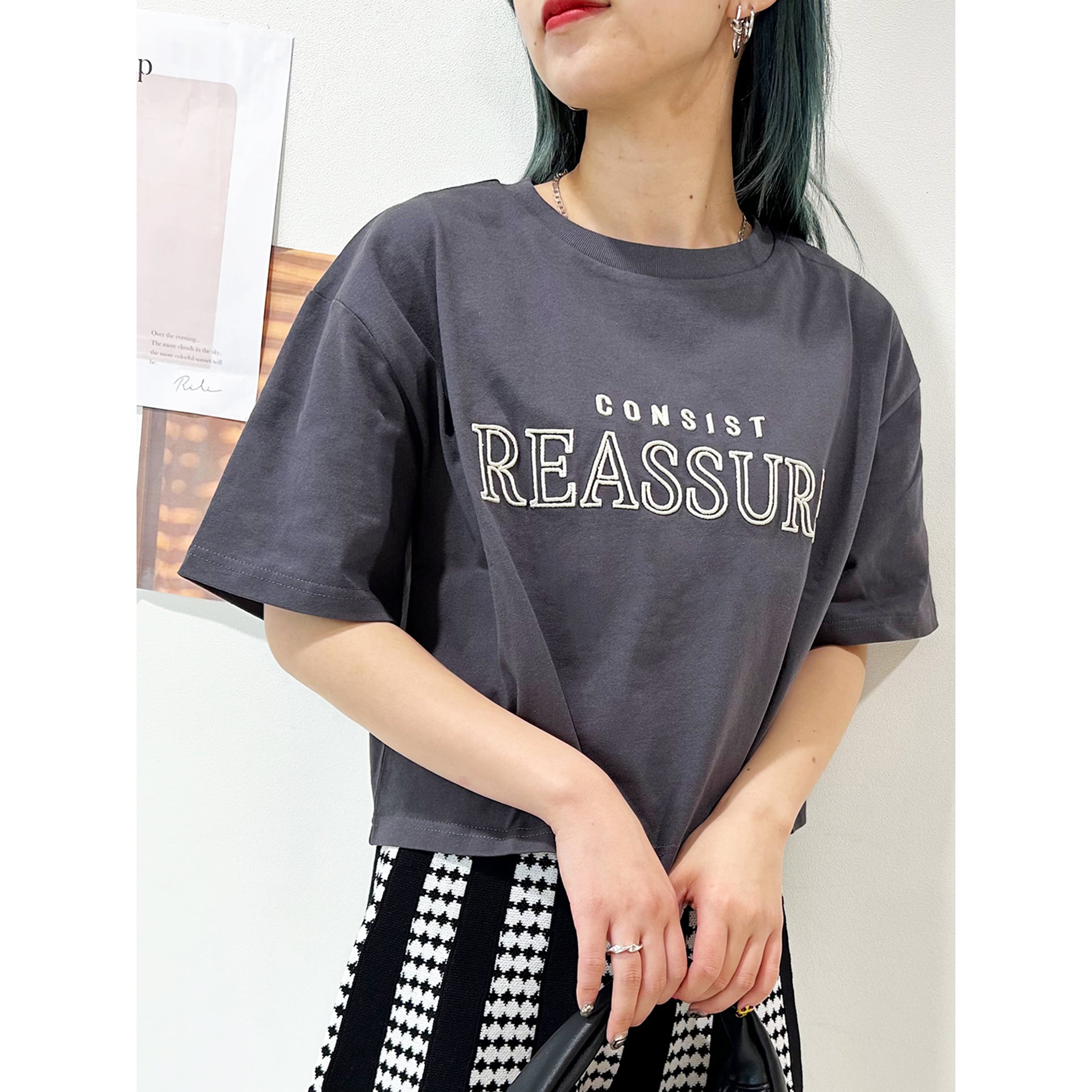 チャコールグレー