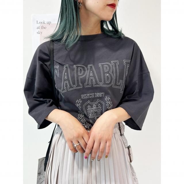 カレッジ風ロゴTシャツ