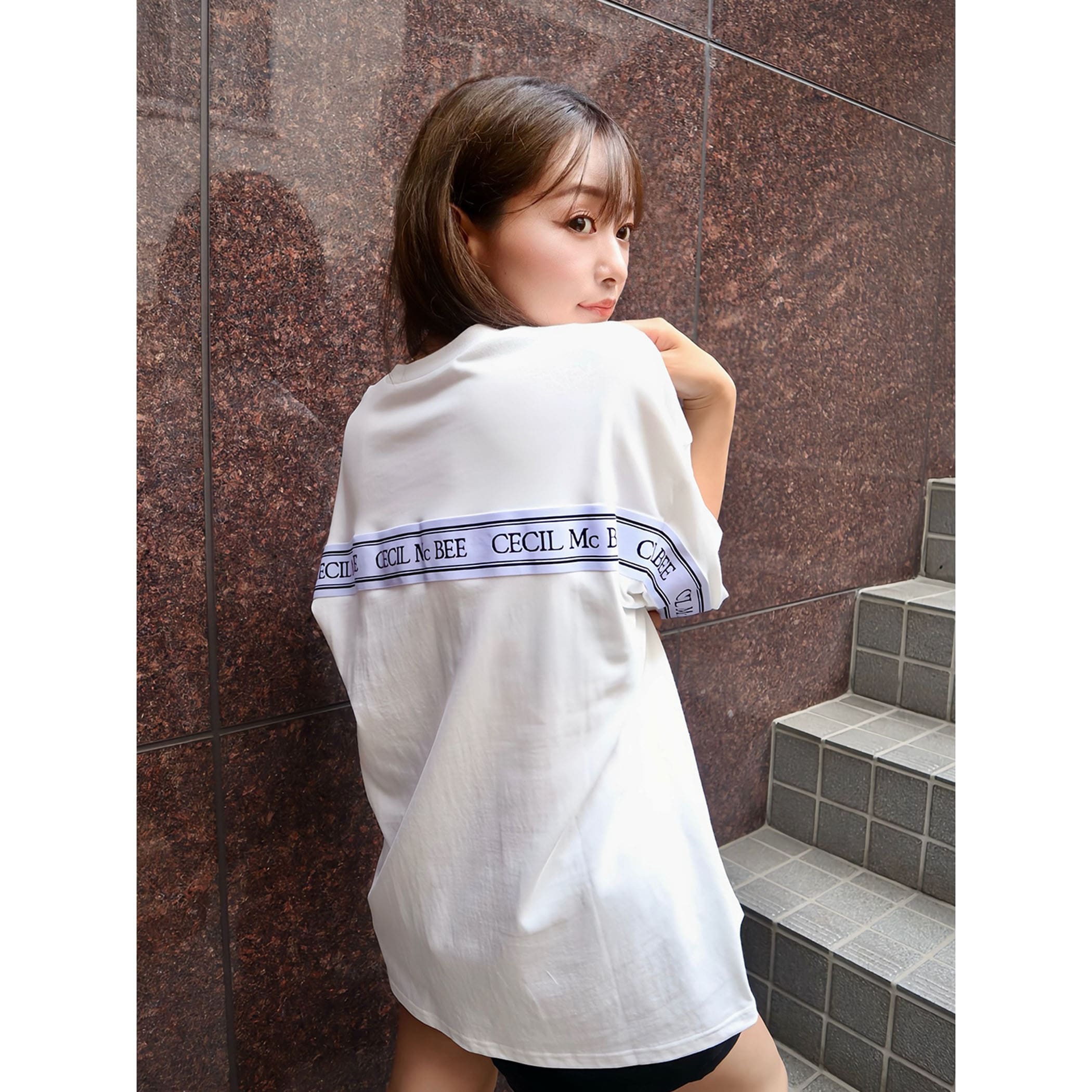 バックロゴラインTシャツ