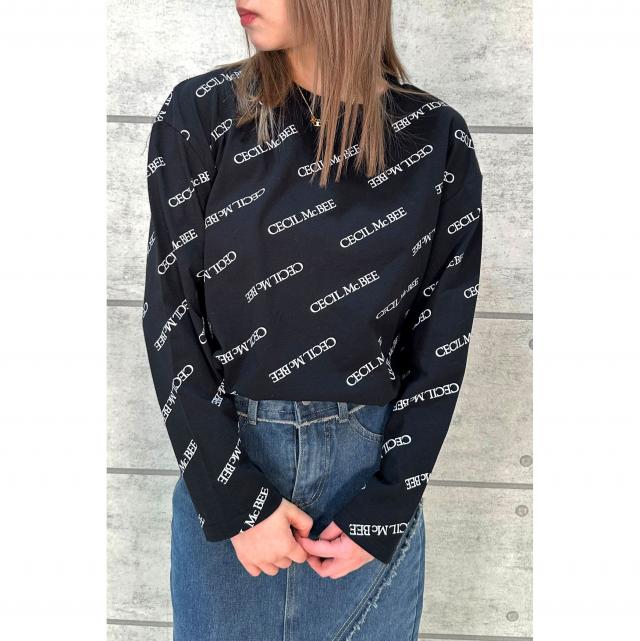 斜め総ロゴプリントクルーネックカットソー