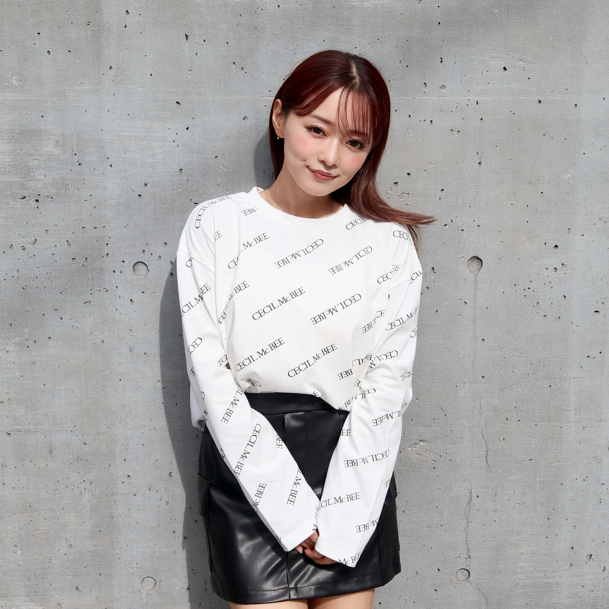 斜め総ロゴプリントクルーネックカットソー