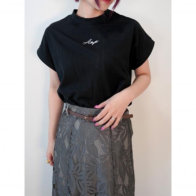 ワンポイント刺繍ロゴフレンチスリーブトップス