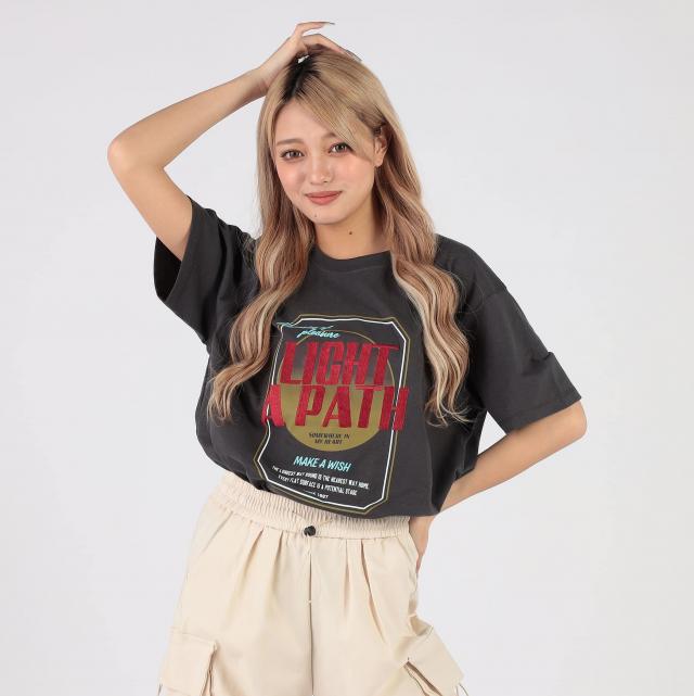 ”LIGHT A PATH”プリント刺繍Tシャツ