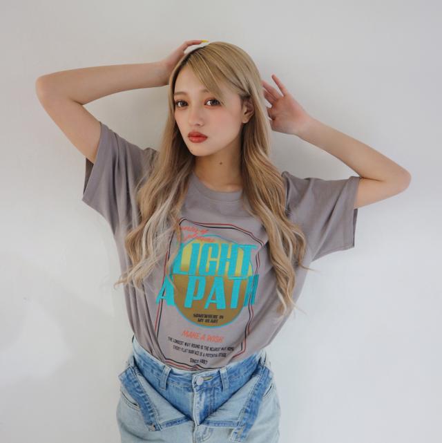 ”LIGHT A PATH”プリント刺繍Tシャツ