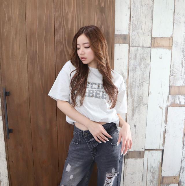 スタッズ使いロゴプリントTシャツ