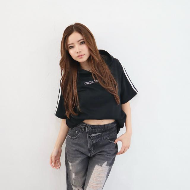 ラインストーンロゴ袖ライン入りパーカー