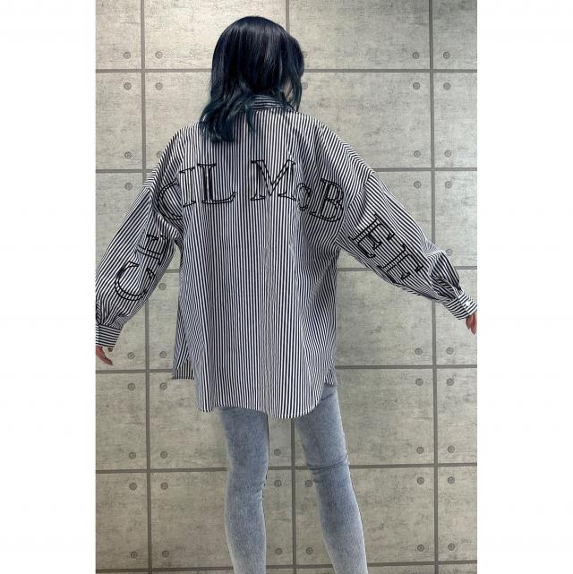 バックロゴ刺繍ゆるシャツ