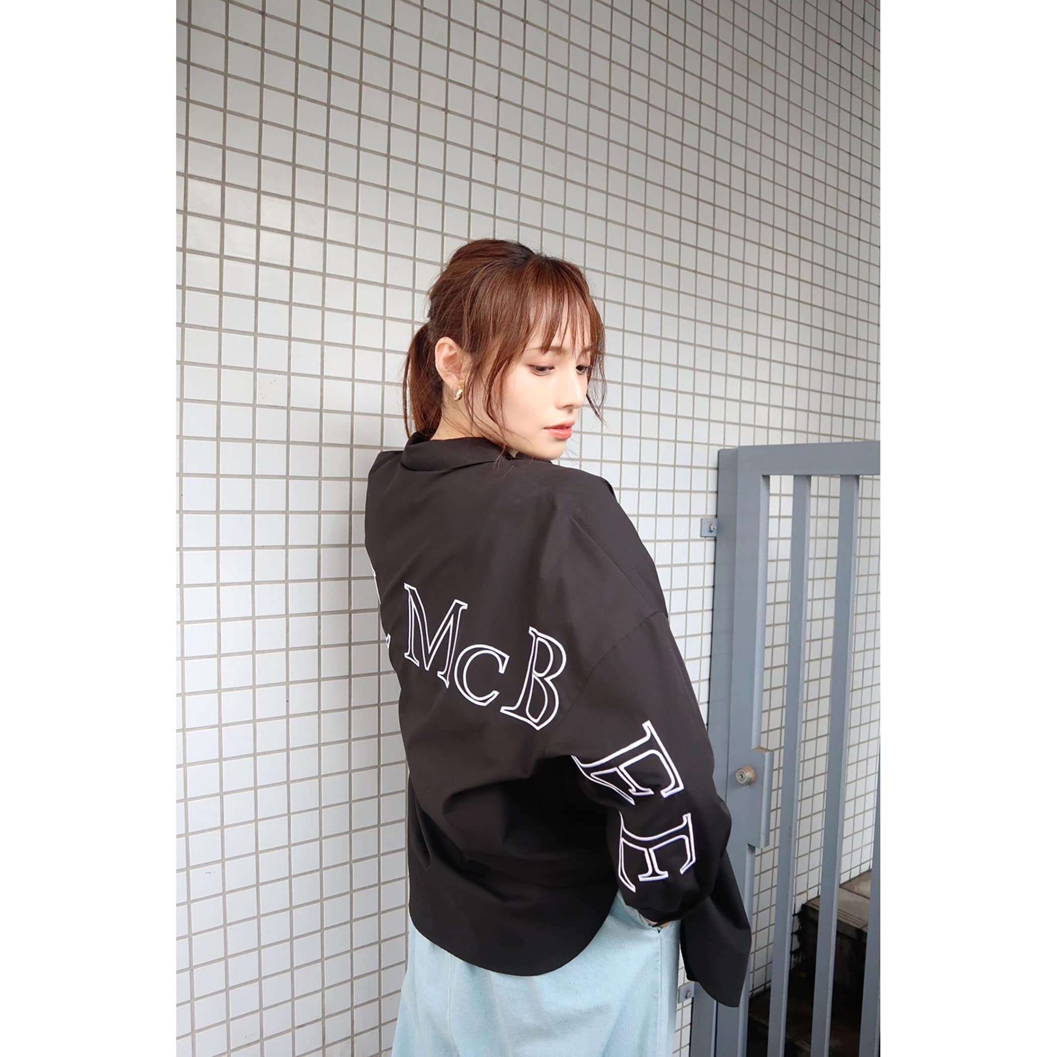 バックロゴ刺繍ゆるシャツ