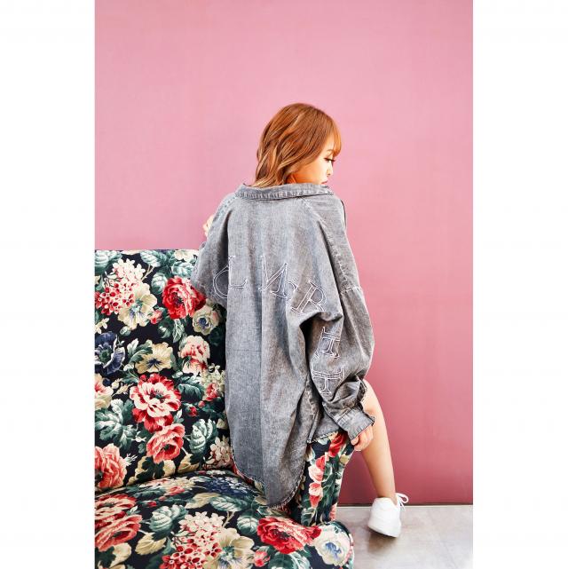 バックロゴ刺繍ゆるデニムシャツ