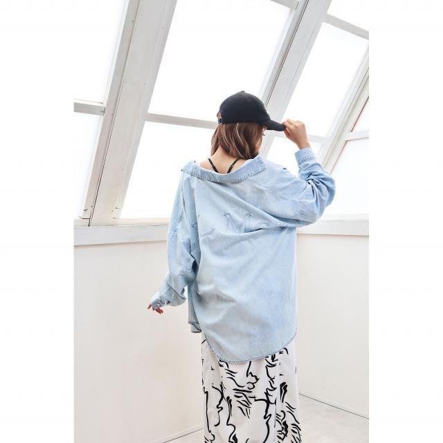 バックロゴ刺繍ゆるデニムシャツ