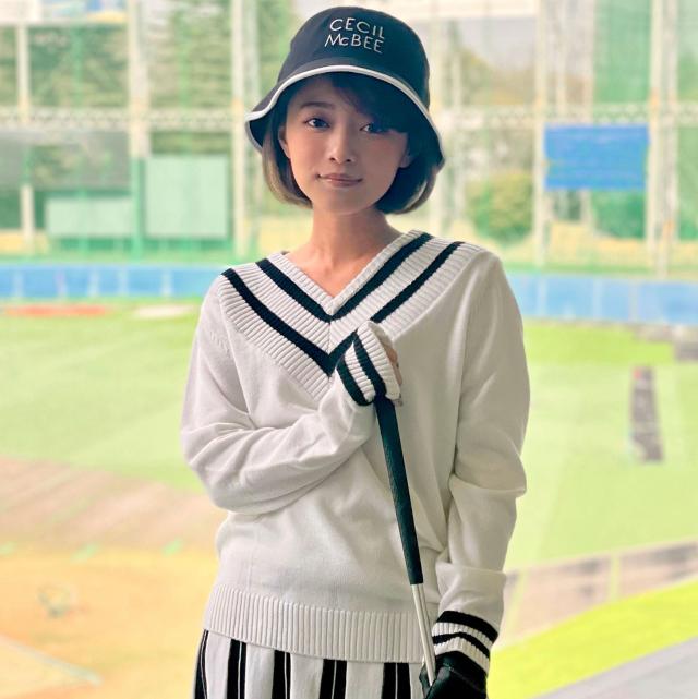 Vネックラインニット