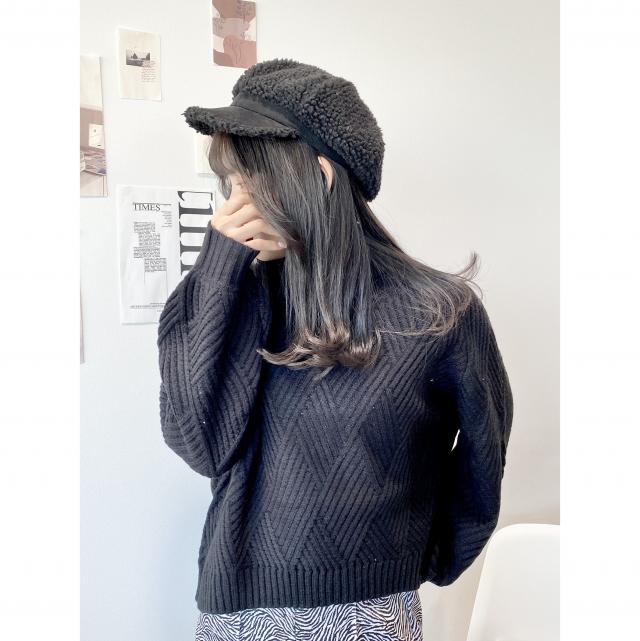 柄編みタートルネックショート丈ボリューム袖ニット