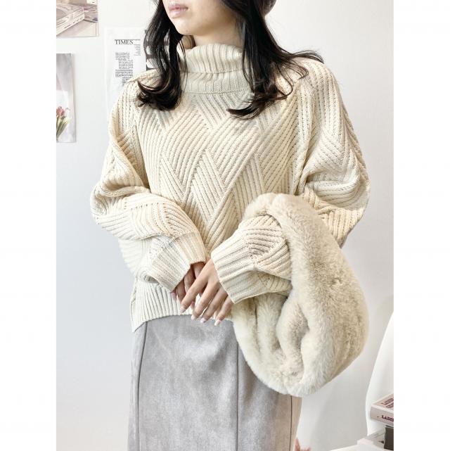 柄編みタートルネックショート丈ボリューム袖ニット