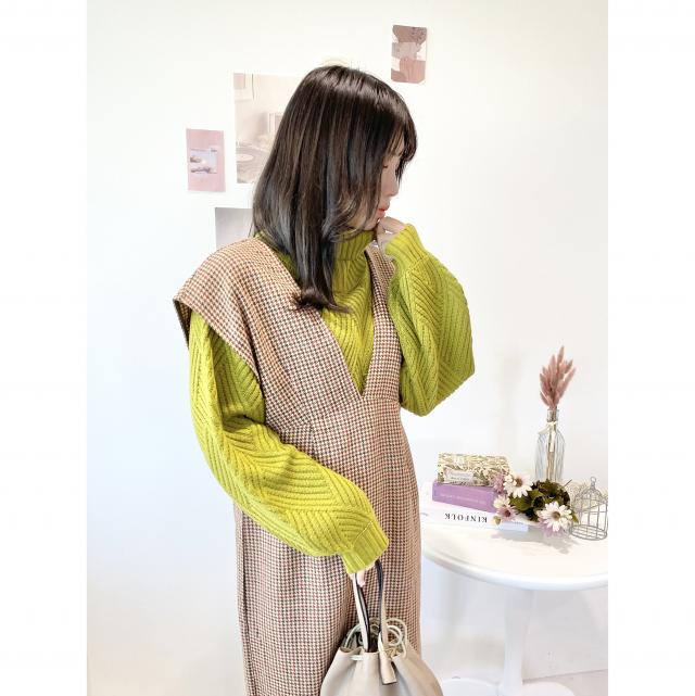 柄編みタートルネックショート丈ボリューム袖ニット