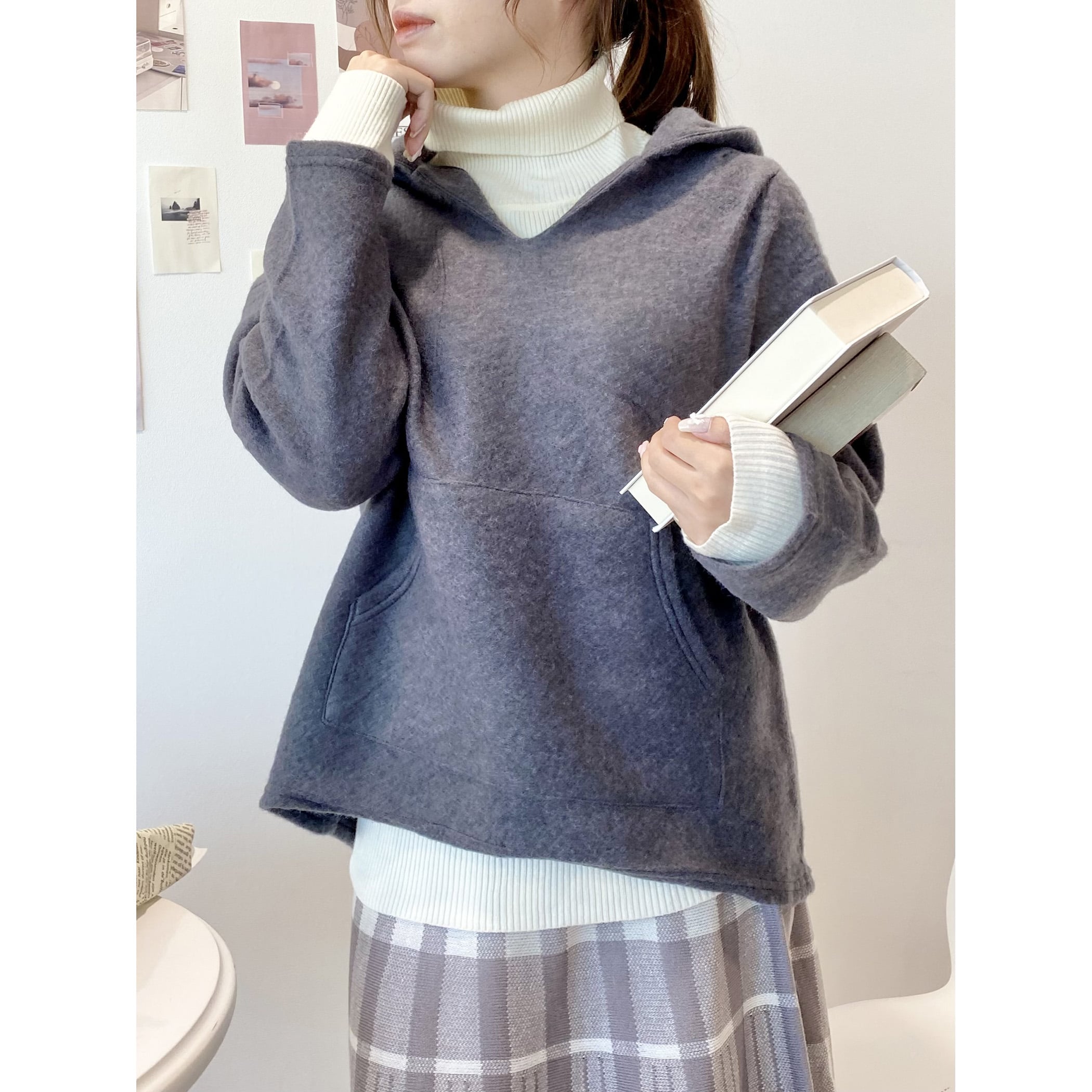 チャコールグレー