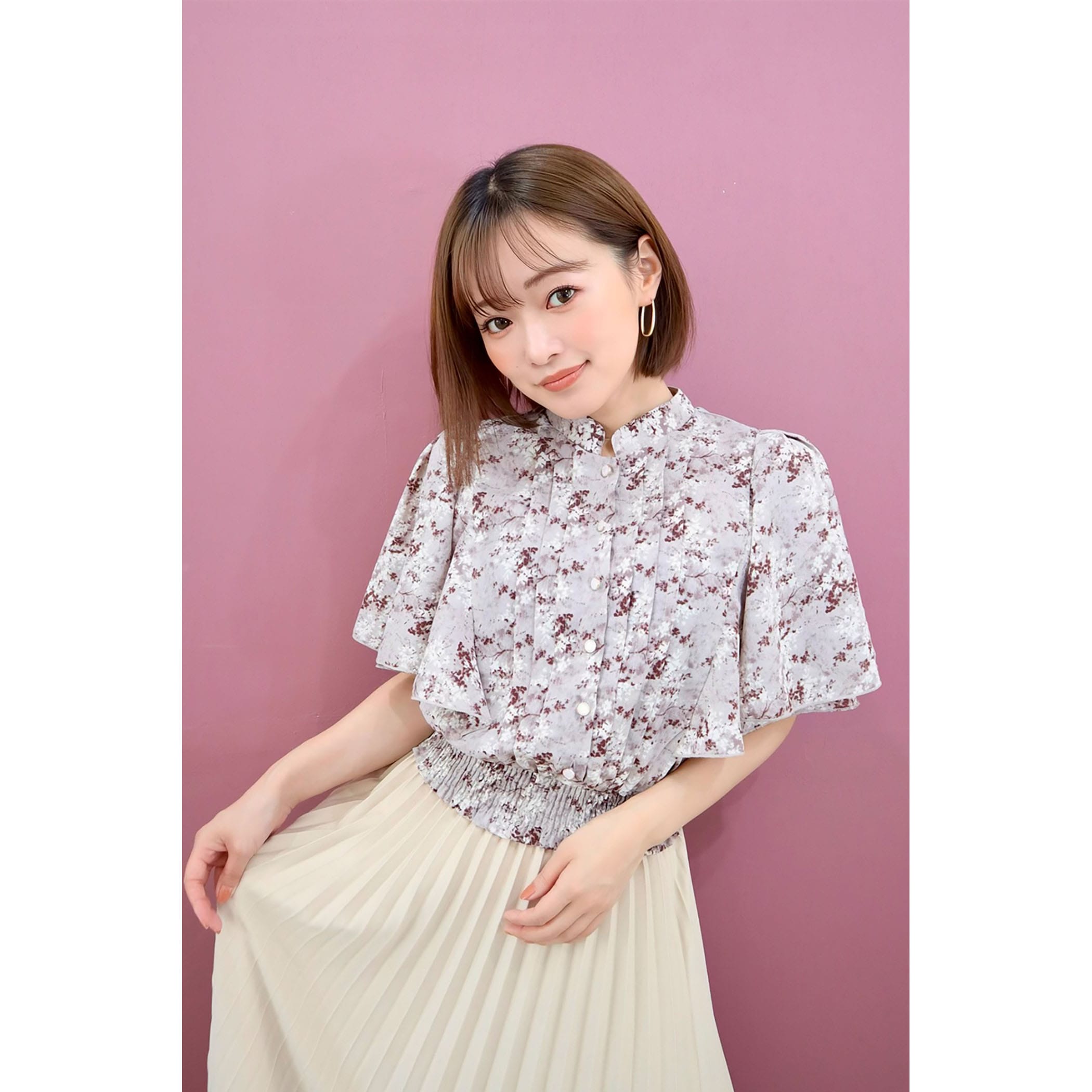フラワープリントフレア袖ピンタックブラウス