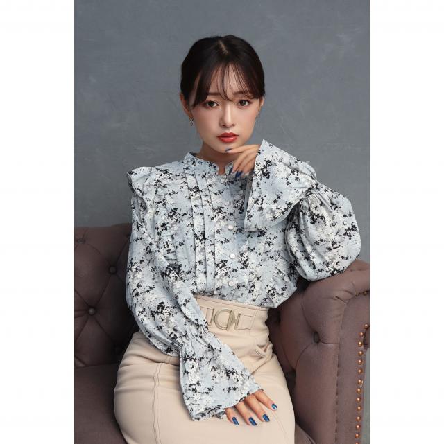 パールボタン花柄フリルタックブラウス