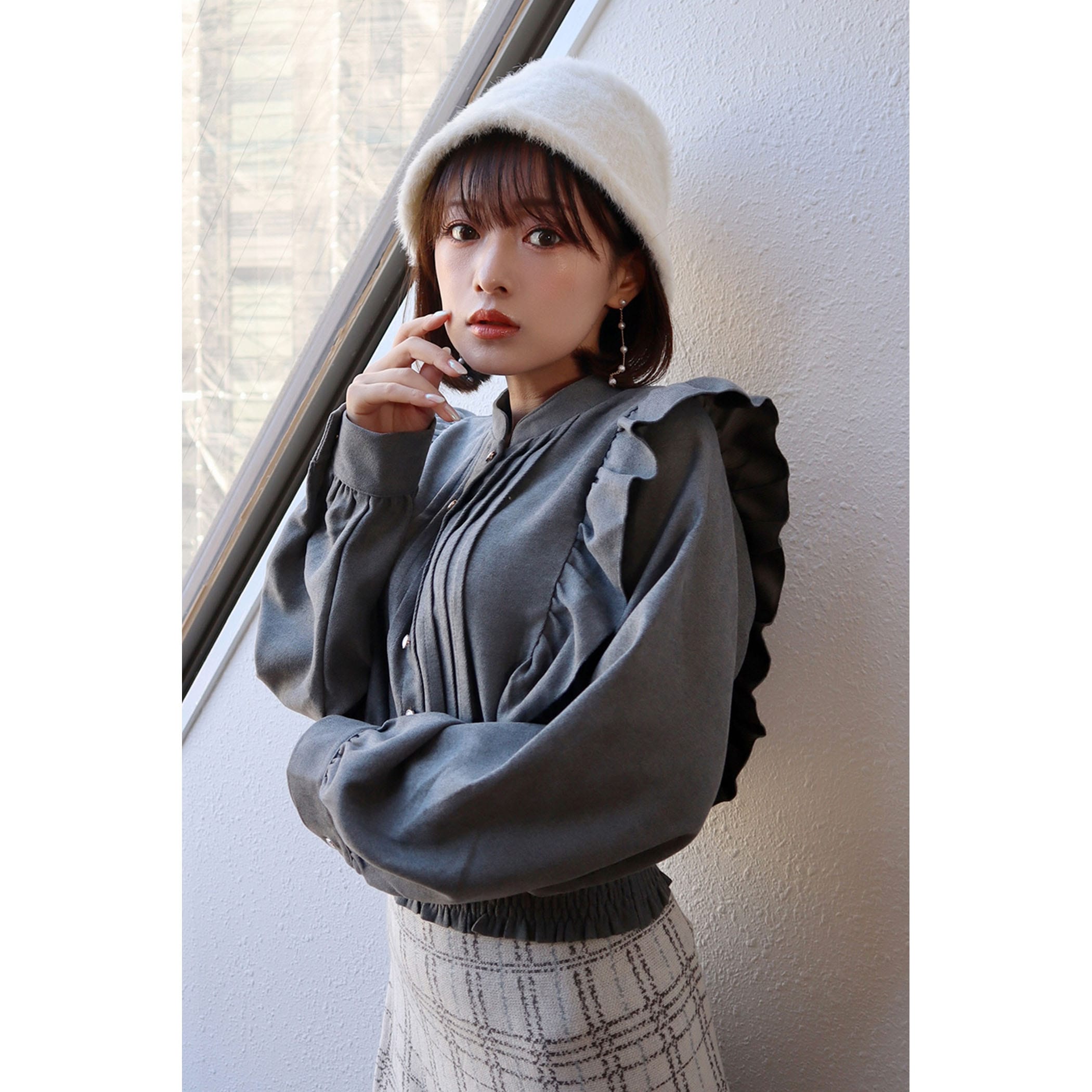 グレー