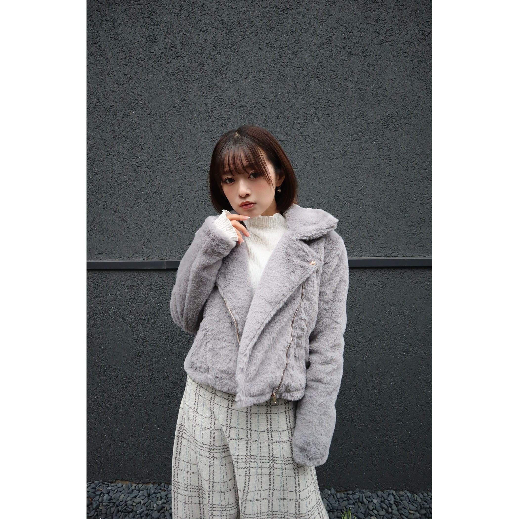 グレー