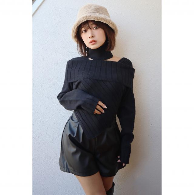 ネックウォーマー付き　オフショルニット