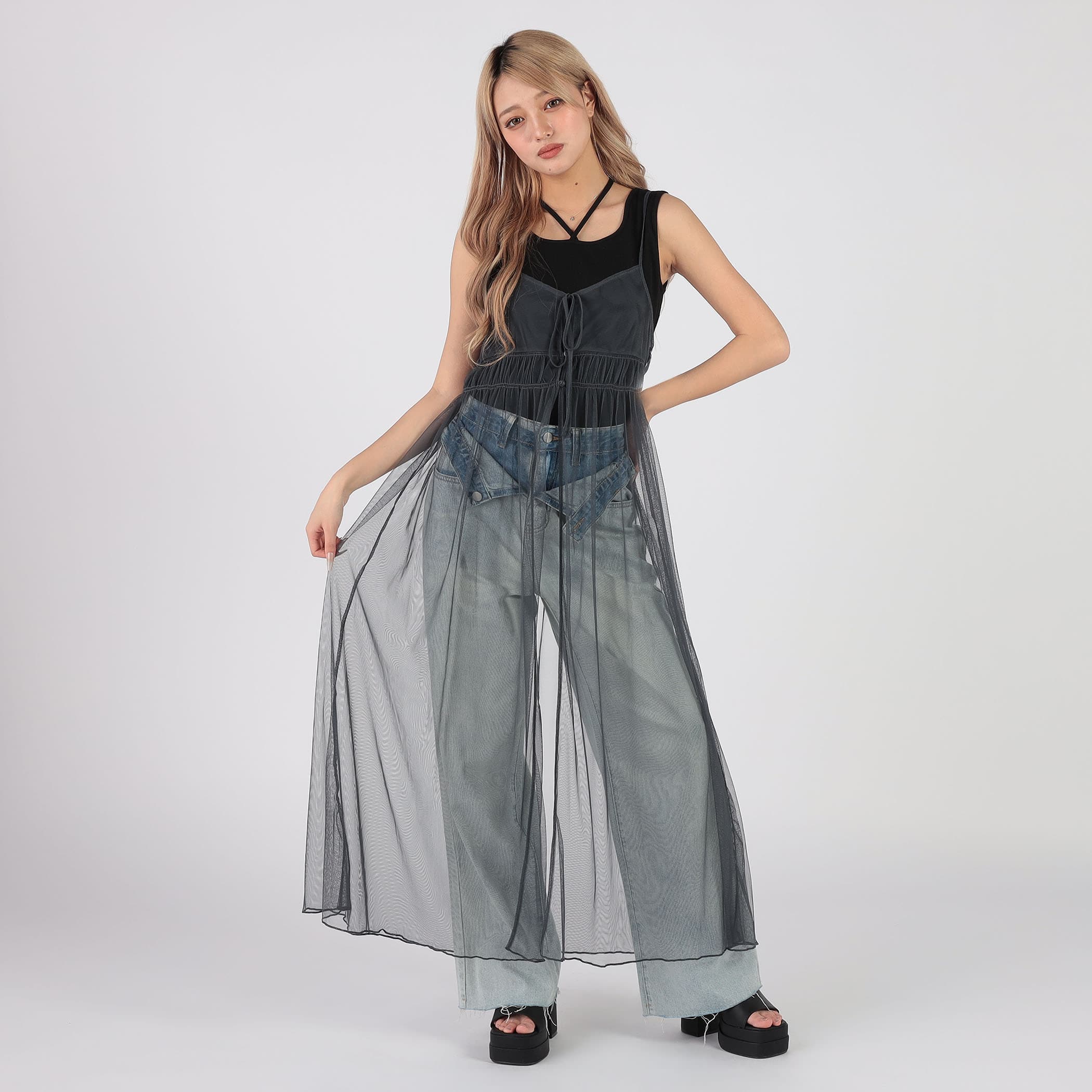 チャコールグレー