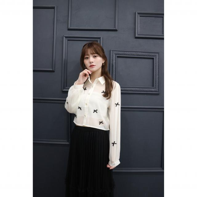 シアーシャイニーリボン付きショートブラウス