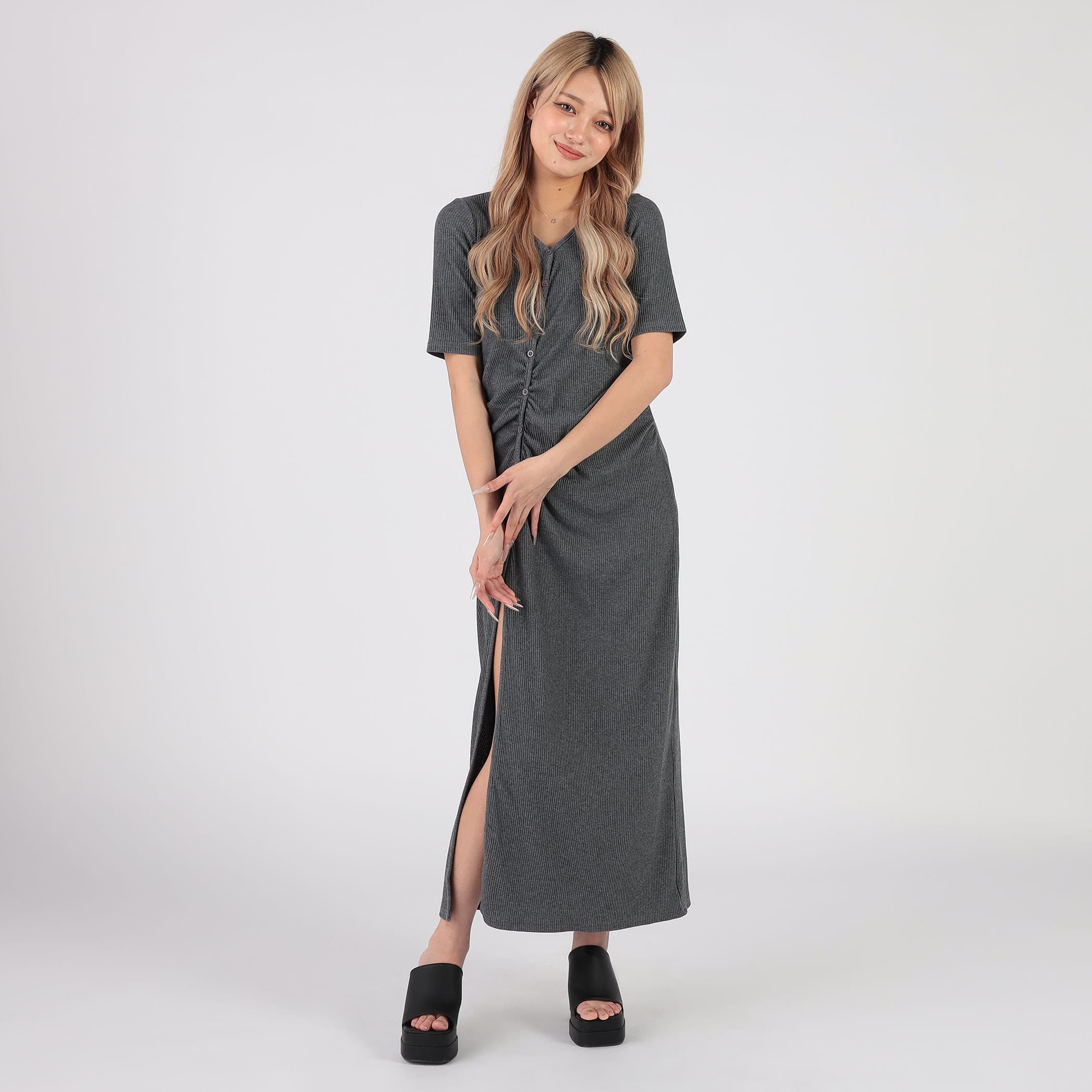 チャコールグレー