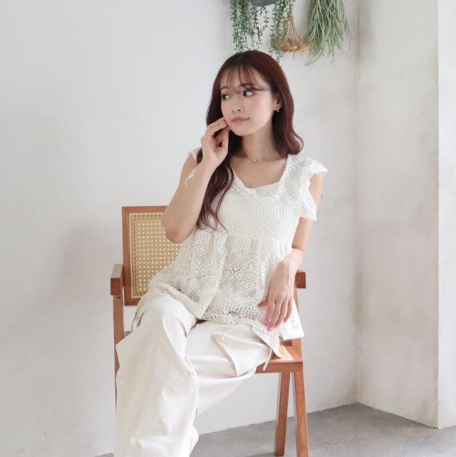 カットワーク　フリルデザイン　ノースリーブブラウス