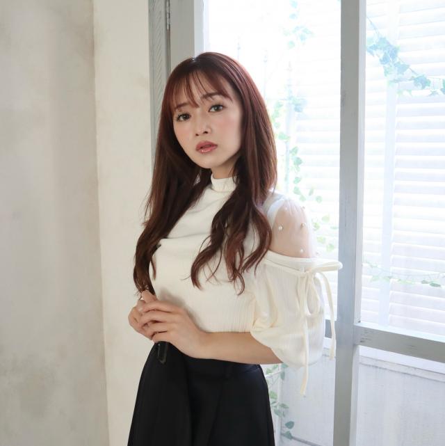 肩シアーパール付きプルオーバー