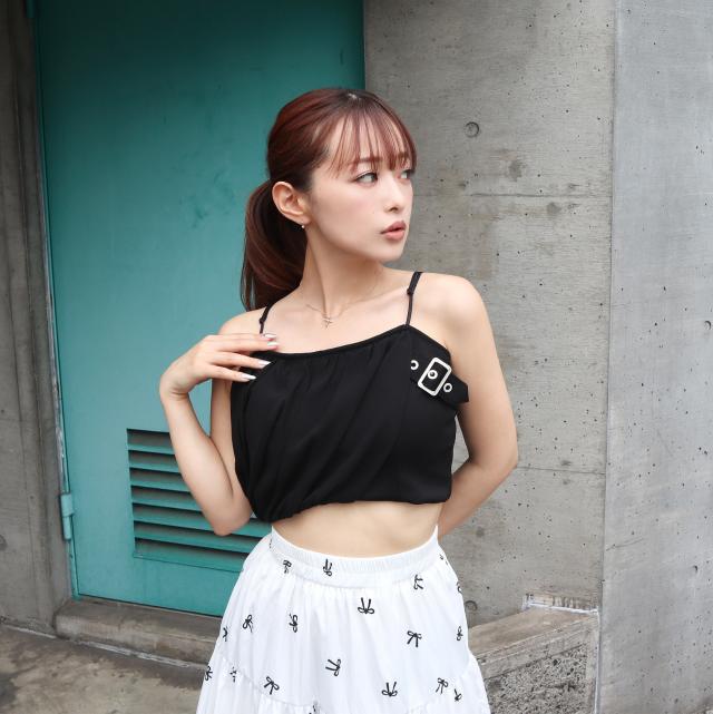 バックル付きキャミトップス