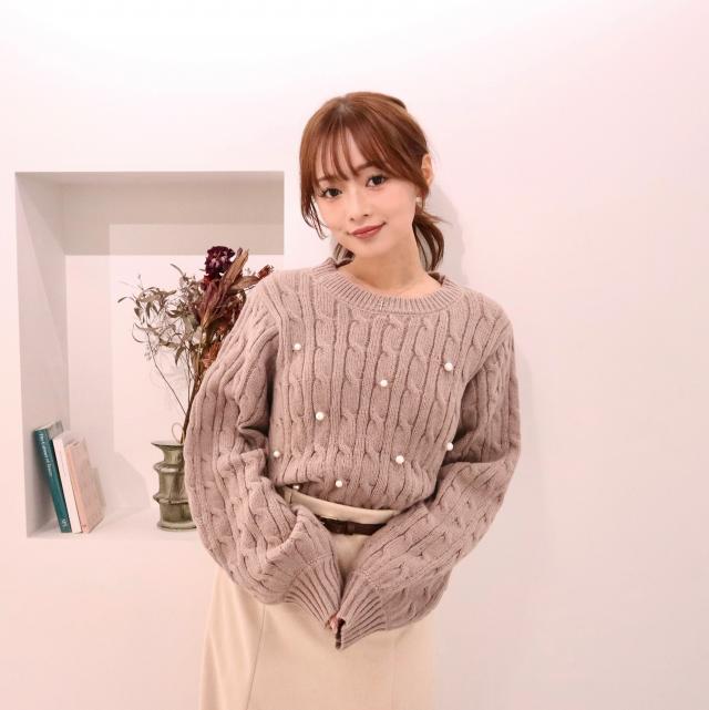 ケーブル編みパール付きニットトップス