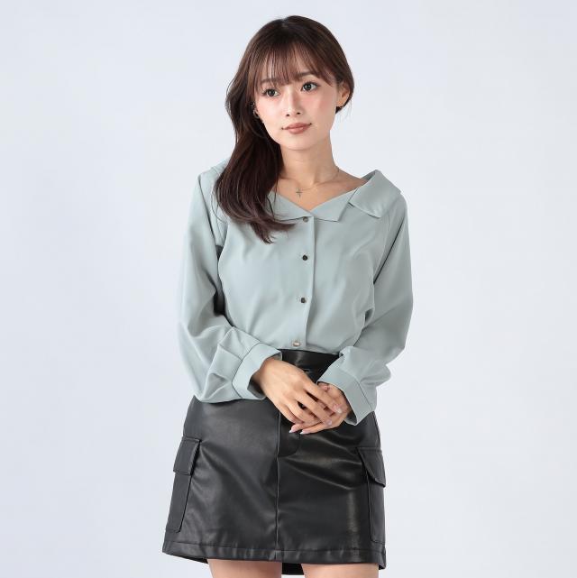 抜き襟デザインブラウス