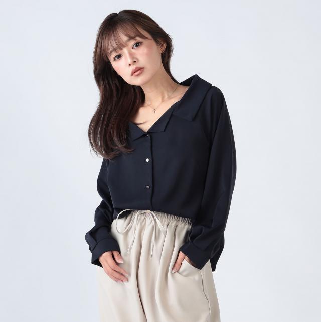 抜き襟デザインブラウス