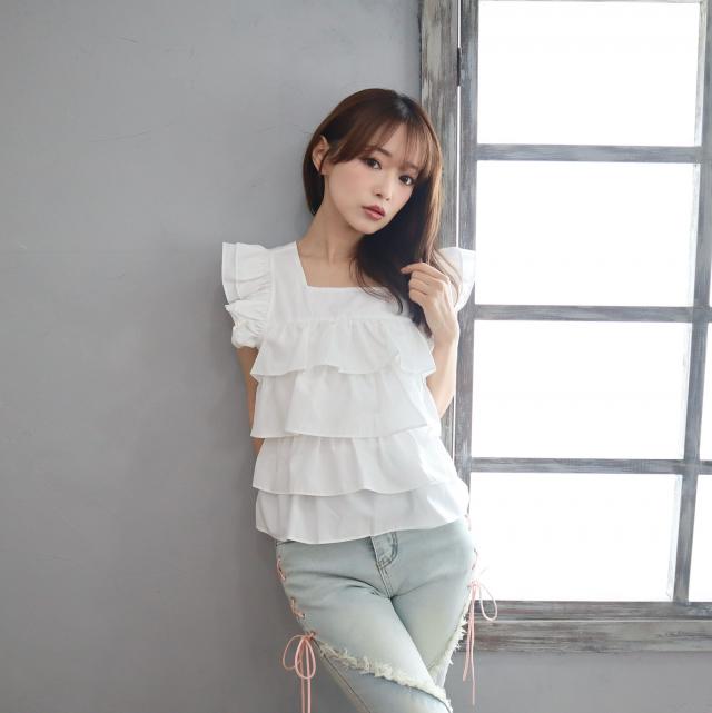 フリルティアードブラウス