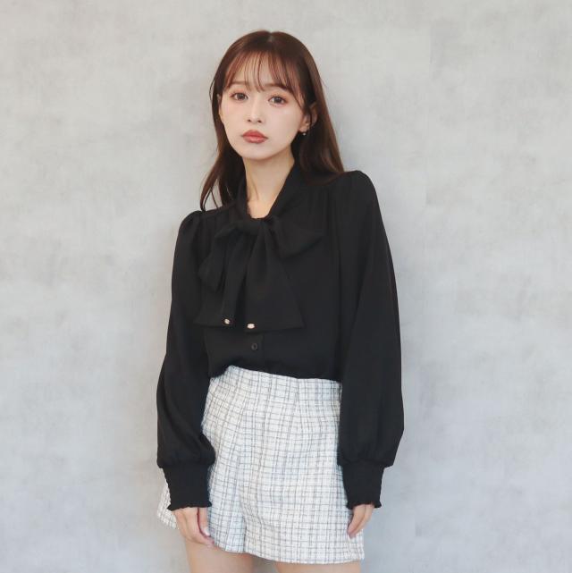 棒タイGOLDプレート付きブラウス