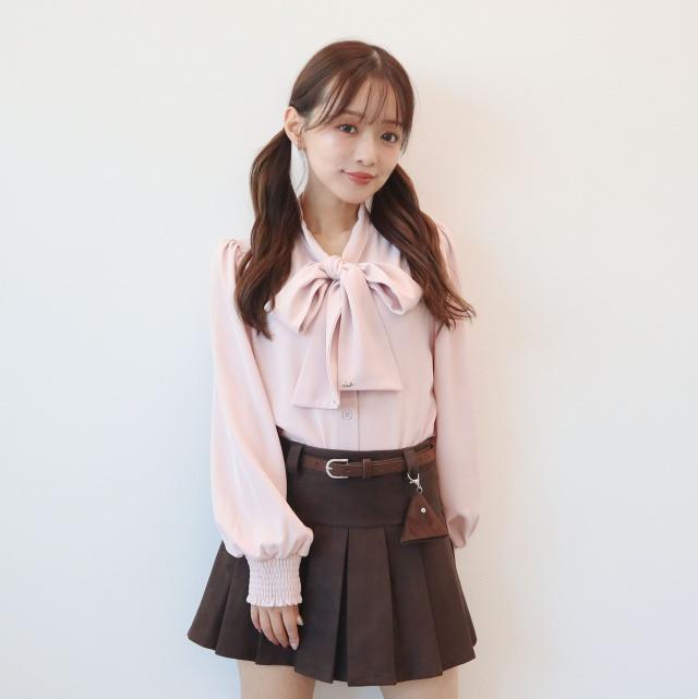 棒タイGOLDプレート付きブラウス