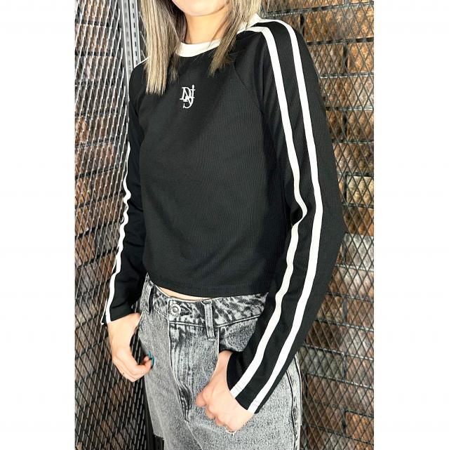 ワンポイント刺繍コンパクトトップス