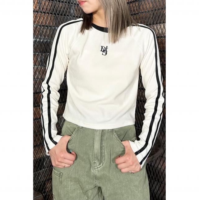 ワンポイント刺繍コンパクトトップス