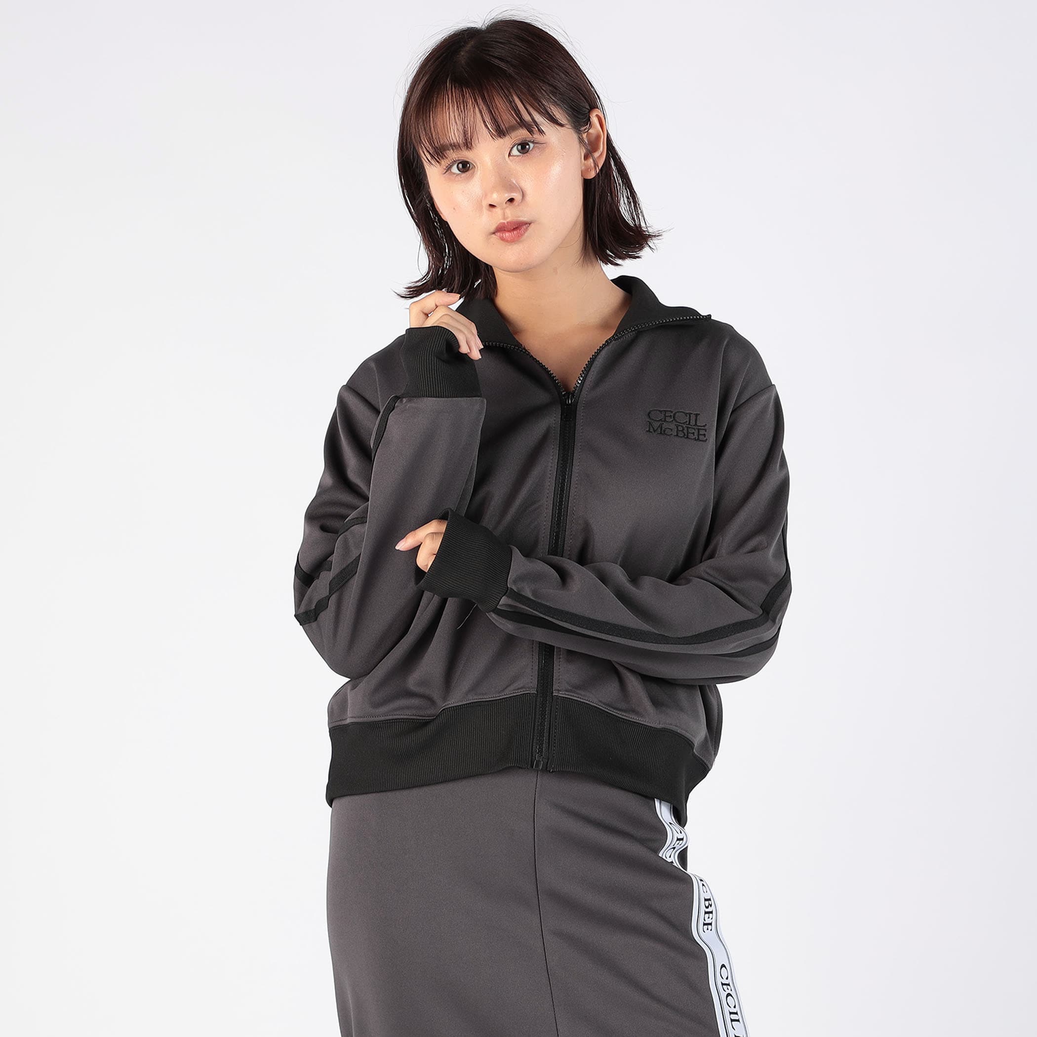 チャコールグレー